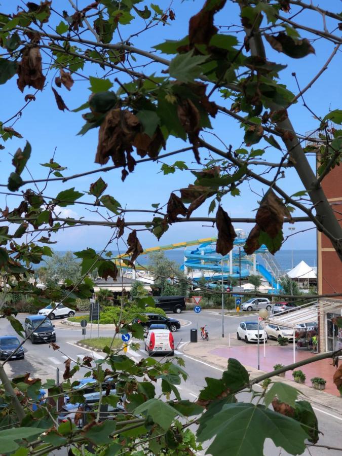 Hotel Criss Rimini Exterior foto